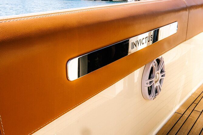 1H Luxury Cruise Como Lake Tender Yacht Invictus 9 Pax - Price and value: $108.84 for an hour—what you’re really paying for