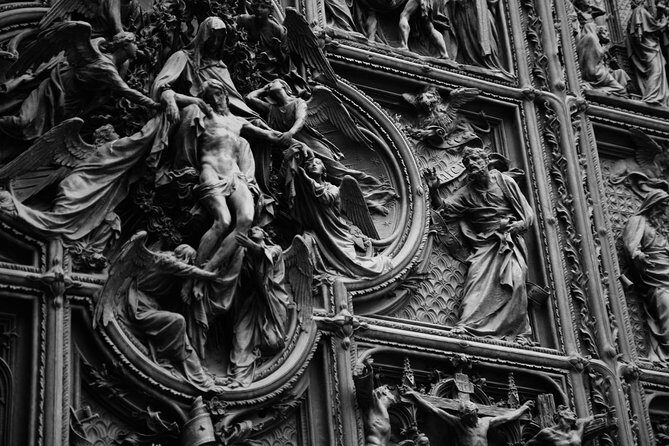 2-hours Duomo of Milan guided experience with entrance tickets - Meeting at Mondadori Duomo (the spot people mix up)