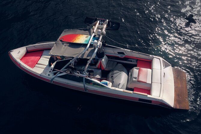 2H Wakeboard and Wakesurf on Lake Como with Mastercraft Boat - The Mastercraft setup: gear, life jackets, and the instructor team