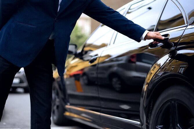From Milan: Private Tour of Lake Como with a Private Driver - Private Mercedes Pickup in Milan: the day starts easy