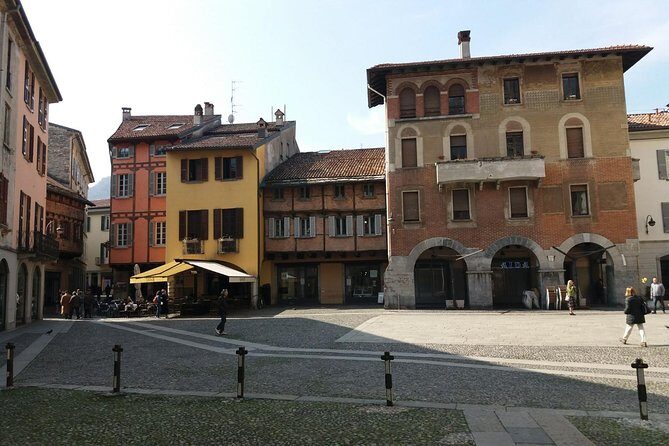 Half-Day Lake Como Discovery Tour from Milan - Semi private tour - Stop 2: Sant’ Abbondio, Romanesque walls, and a street-to-waterfront transition