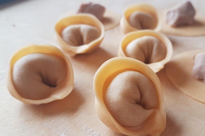Italian Cocktail + Art of Making Pasta Cooking Class In Unique Milan Location - Where You Meet (and How to Think About Timing)