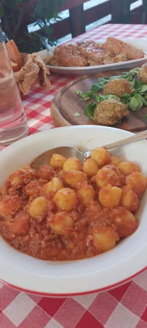 Lake Como: Food Walking Tour - Group size and the 3.5-hour pace: what it feels like on your feet