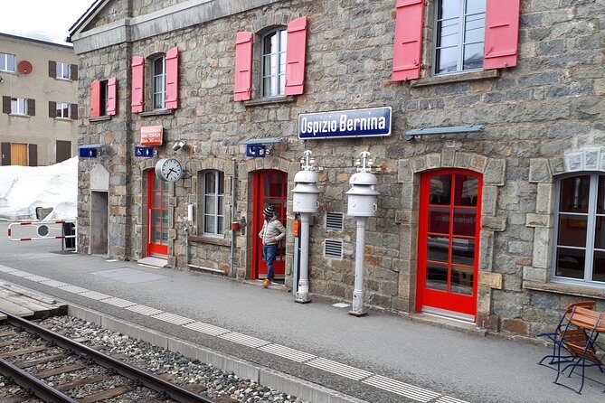Lake Como, Swiss Alps and Bernina Train From Milan - Riding the Red Train: opening windows and how to avoid the view problem
