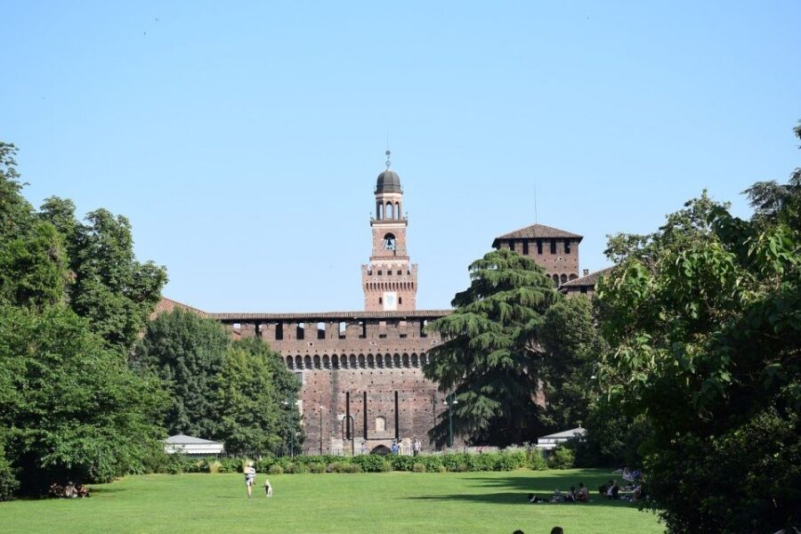 Milan: Best of the Highlights Walking Tour - Piazza Cordusio to Piazza dei Mercanti: medieval square energy