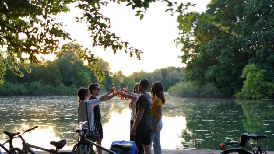 Milan: Bike Tour with Picnic on the turtle lake - Boscoincittà: your first hour of riding, aperitivo time, and picnic vibes