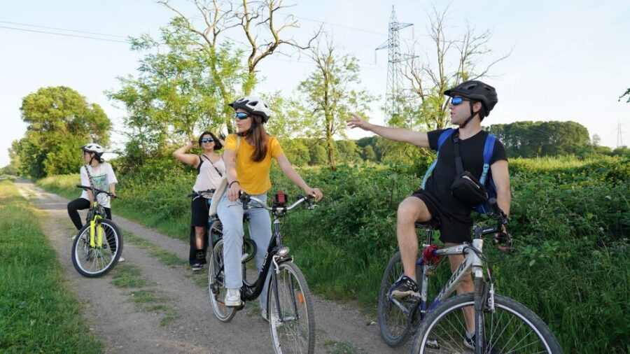 Milan: Bike Tour with Picnic on the turtle lake - Davide the guide: local stories, wildlife spotting, and keeping things easy
