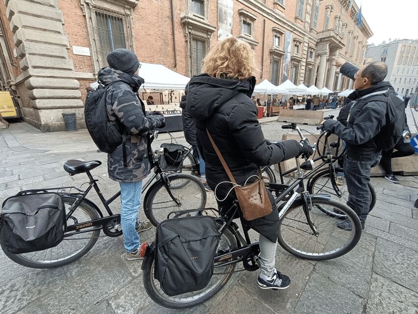 Milan: Guided Bike Tour - Piazza Affari and L.O.V.E: contemporary art built into the rhythm