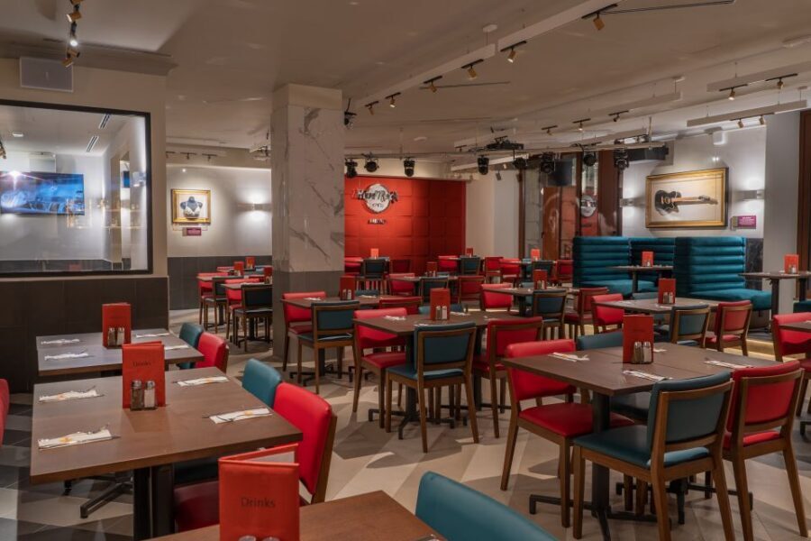Milan: Hard Rock Cafe with Set Menu for Lunch or Dinner - What happens in your 75 minutes