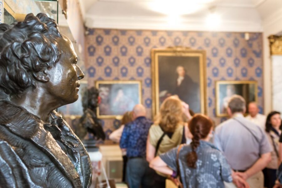 Milan: La Scala Theater & Museum Guided Experience - Meeting point and punctuality: the one rule that can ruin your day