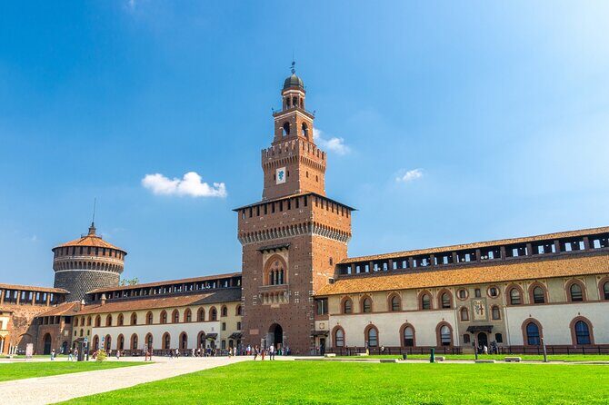 Milan Like a Local: A Private & Personalized City Tour - Meeting Shan in Piazza del Duomo: the fastest way to get your bearings