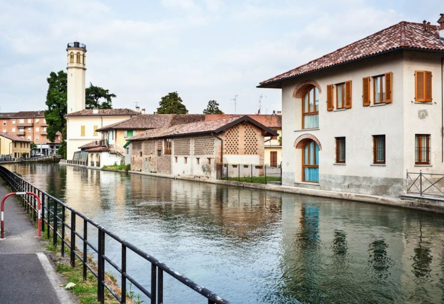 Milan: Navigli District Canal Boat Tour with Aperitivo - Getting to Alzaia Naviglio Grande, 4 and finding your boat