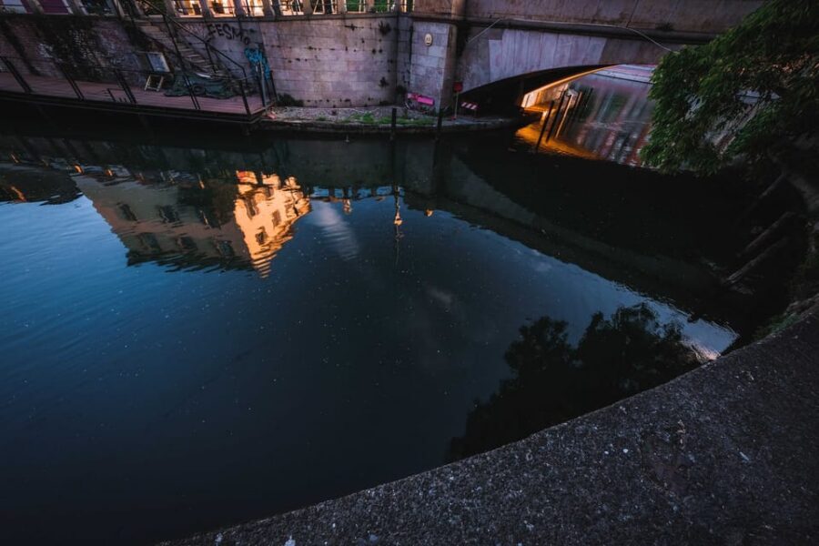 Milan: Navigli District Guided Canal Cruise - Sights on the water: art studios, shops, bars, and flea markets