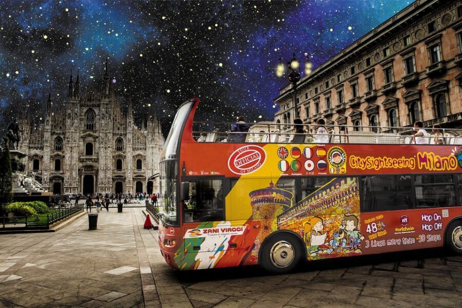 Milan: Night Tour by Bus - Duomo di Milano at night: your best chance for a wow moment