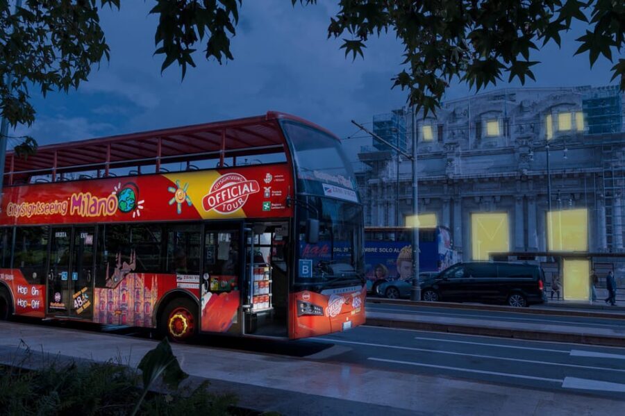 Milan: Night Tour by Bus - Teatro alla Scala and Brera: culture shots from the road