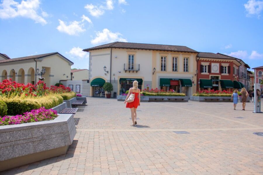 Milan: Serravalle Designer Outlet Roundtrip Bus Transfer - Meeting Points in Milan: Catch the Right Bus, On Time
