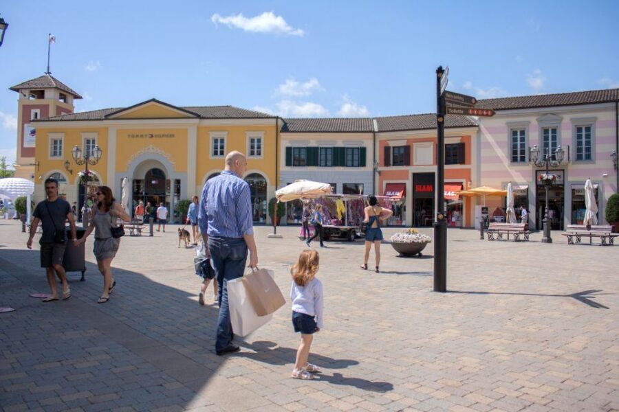 Milan: Serravalle Designer Outlet Roundtrip Bus Transfer - Coach Comfort in Real Life: Power, Bags, and Seating
