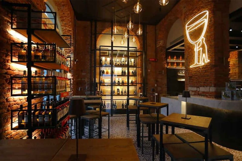 Milan: Small Group - Duomo & Rooftop, Wine & Food Tasting - Wine tasting in a trendy bar: how the sips get explained
