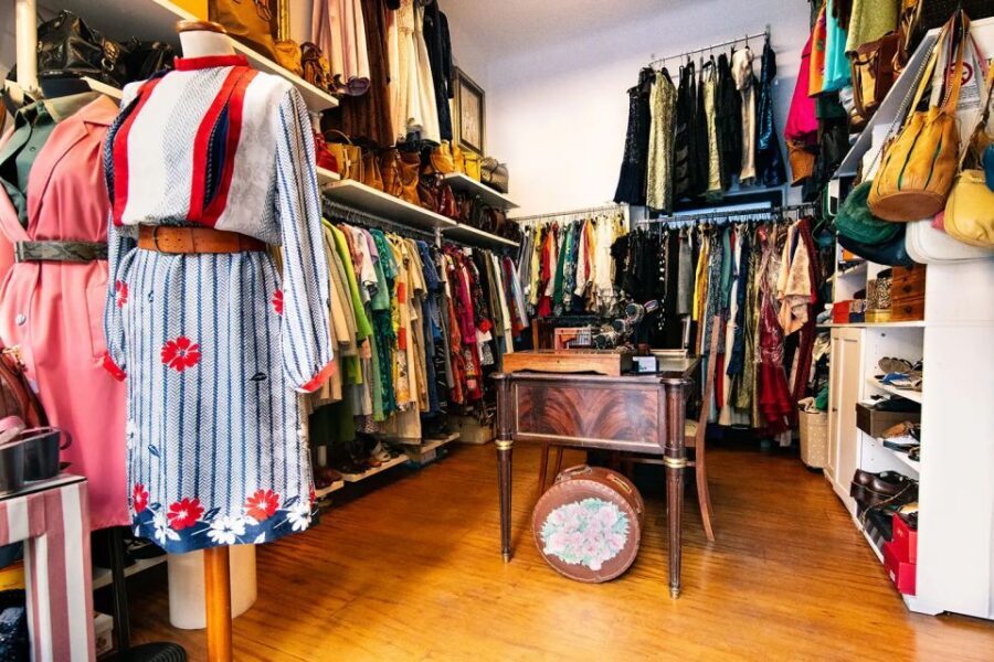 Milan: Vintage Shopping Tour - The walking pace: how the shops are spaced and why you should wear the right outfit