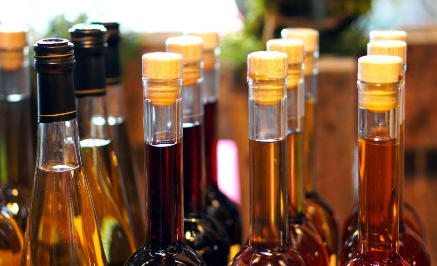 Milan: Wine Tasting with an Italian Sommelier - The aperitivo part: snacks that turn into a pairing lesson