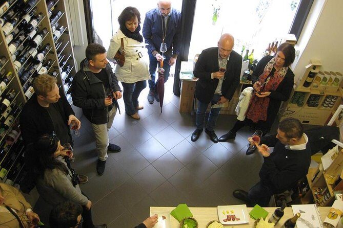 Milan Wine Tasting with Italian Sommelier - How the Sommelier Teaches You to Taste Italian Wine