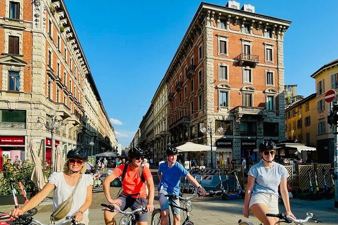 Miles and smiles /// Milan's ride - La Scala, Central Station Area, and the Pirellone Finish