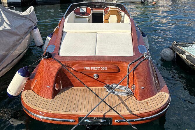 Private wooden boat tour on Lake Como - Villa Le Fontanelle: The Yellow Neoclassical Face of Versace History