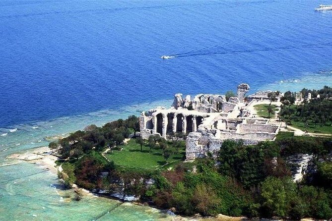 Sirmione & Verona, Lake Garda, tour from Milan - The optional boat loop around the castle