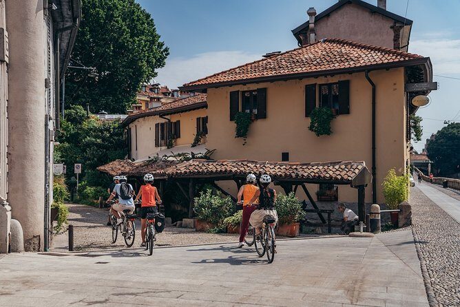 Small-group Milan Highlights e-Bike Tour - Piazza San Sepolcro: a small square with a Renaissance facade