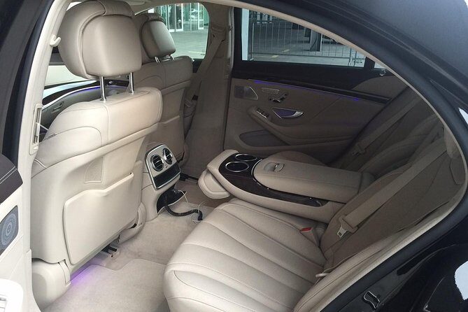 taxi / transfer service to and from airports - Booking with pickup and a mobile ticket