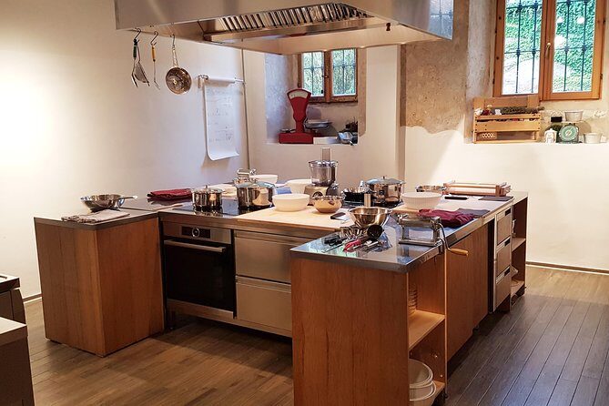 The Art of Making Pizza-Cooking Class in Unique Location with Italian Pizzachef - Via Privata Cuccagna: the calm start point in Milan