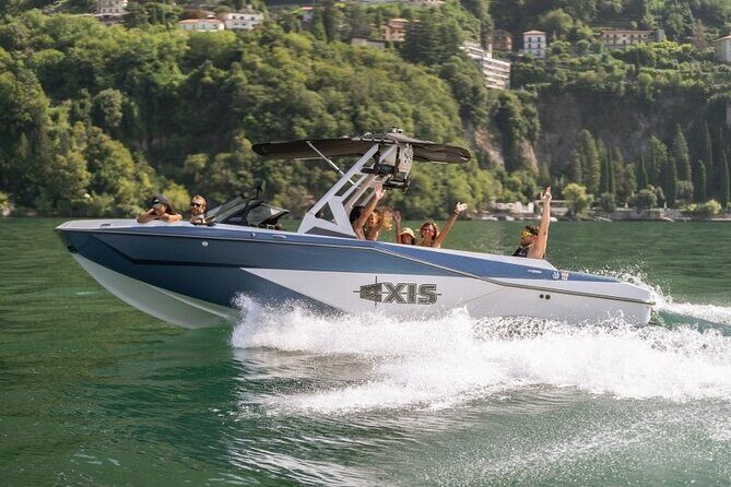 Tour aboard the iconic Bertram 31 Sedan on Lake Como - On-board vibe: drinks, relaxation, and that “no-rush” feel